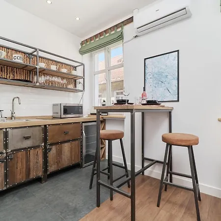 Center By Renters Apartment