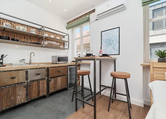 Center By Renters Apartment